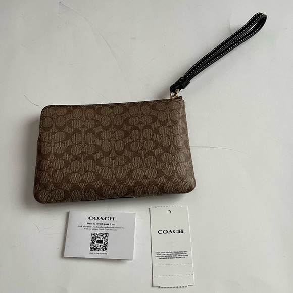 Brand New Coach Corner Zip Wristlet - Picture 3 of 3